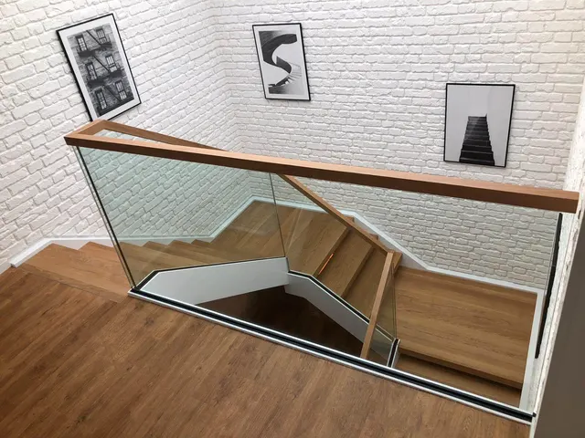 Verbindungstreppe – Bürogebäude – Bild 1